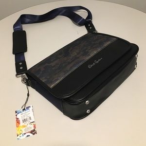 NWT Robert Graham Camo Cormac Messenger Bag